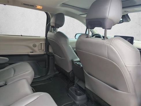 Used 2022 Toyota Sienna XLE FWD image 21