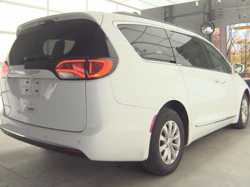Used 2017 Chrysler Pacifica Touring-L FWD image 4