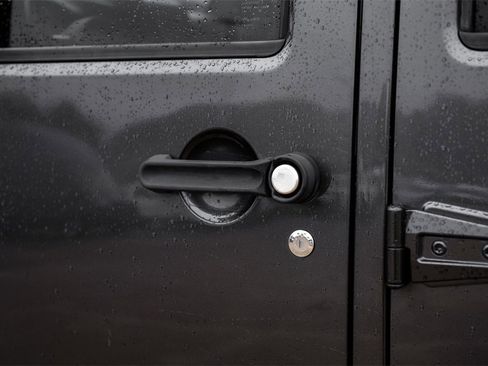 Used 2017 Jeep Wrangler Unlimited Rubicon image 40