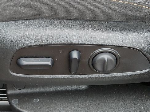 Used 2020 Chevrolet Equinox LT FWD image 25