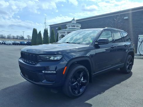 Used 2024 Jeep Grand Cherokee Limited w/ Luxury Tech Group II AWD/4WD image 2
