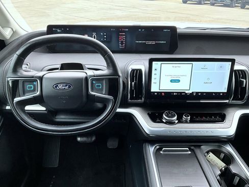 Used 2025 Ford Expedition Platinum image 12