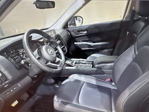Used 2025 Nissan Pathfinder SL FWD image 6