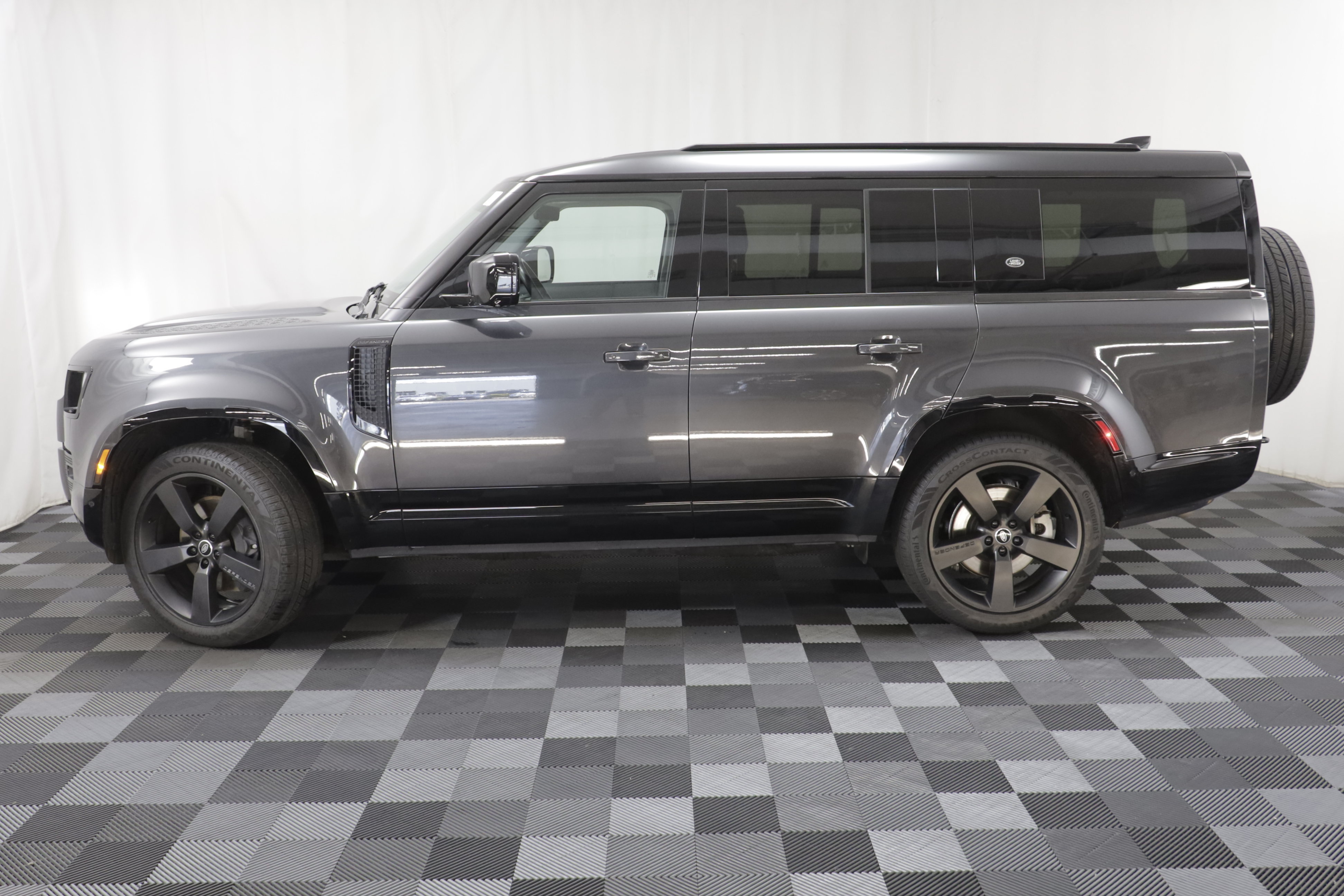Used 2024 Land Rover Defender 130 X-Dynamic SE AWD/4WD image 4