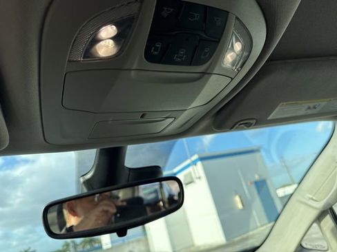 Used 2023 Chrysler Voyager LX image 10