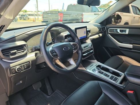 Used 2023 Ford Explorer XLT w/ Equipment Group 202A RWD image 19