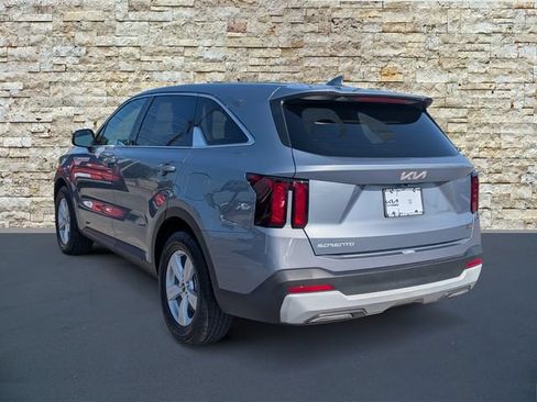 Used 2024 Kia Sorento LX FWD image 4
