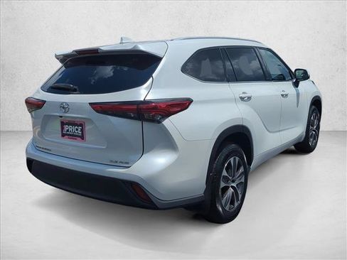 Used 2022 Toyota Highlander XLE AWD/4WD image 5