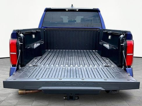 Used 2025 Toyota Tacoma SR5 AWD/4WD image 18