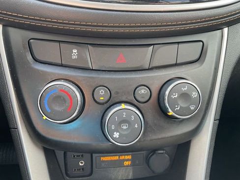 Used 2020 Chevrolet Trax LT w/ LT Convenience Package FWD image 33