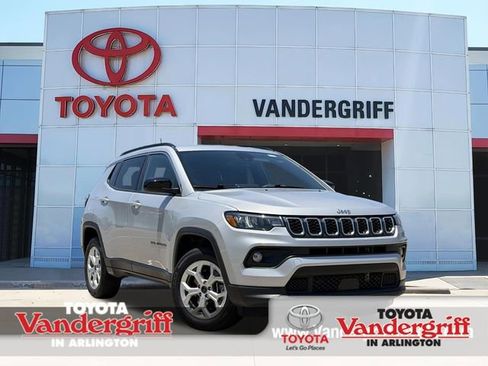 Used 2025 Jeep Compass Latitude AWD/4WD image 1