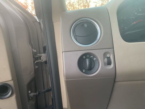 Used 2006 Ford F150 XLT image 13