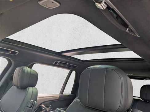 New 2025 Land Rover Range Rover Long Wheelbase SE image 17