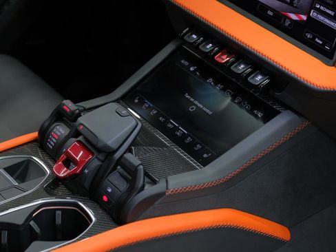 Used 2025 Lamborghini Urus SE AWD/4WD image 23