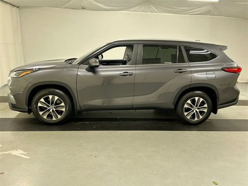 Used 2023 Toyota Highlander XLE image 6
