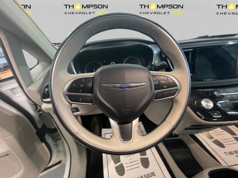 Used 2018 Chrysler Pacifica Limited image 12