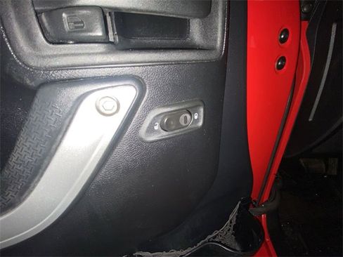 Used 2014 Jeep Wrangler Unlimited Sahara image 13