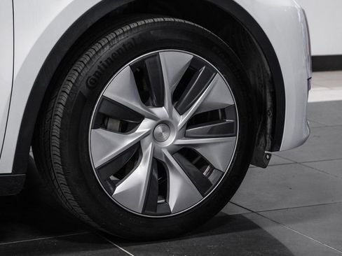 Used 2023 Tesla Model Y Long Range AWD/4WD image 57