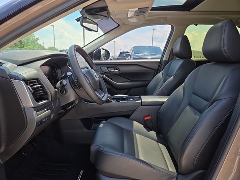 Used 2025 Nissan Rogue SL w/ Tech Package FWD image 16