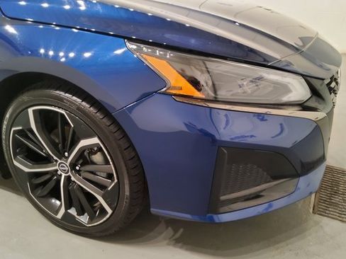 Used 2023 Nissan Altima 2.5 SR w/ SR Premium Package image 8