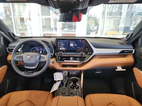 New 2026 Toyota Highlander Platinum image 17