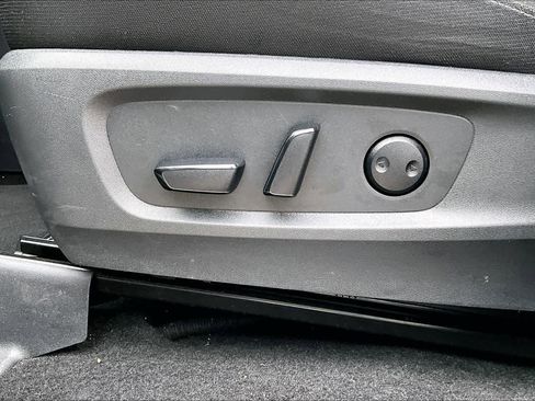 Used 2025 Nissan Pathfinder SV image 32