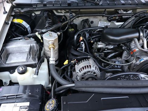 Used 2001 Chevrolet S10 Pickup LS w/ Preferred Equipment Group image 29