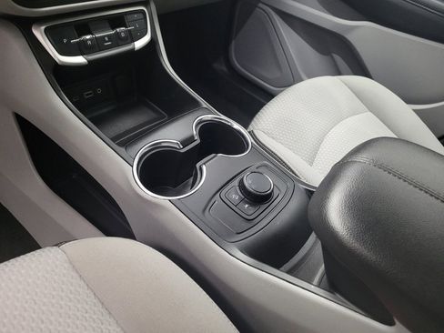 Used 2024 GMC Terrain SLE image 26