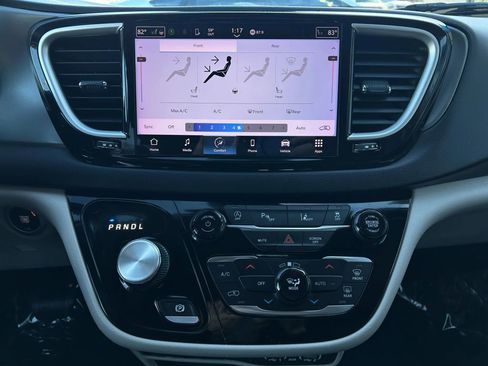 Used 2022 Chrysler Pacifica Touring-L image 19