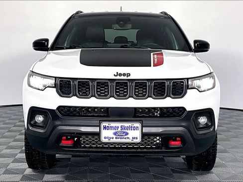 Used 2025 Jeep Compass Trailhawk AWD/4WD image 3