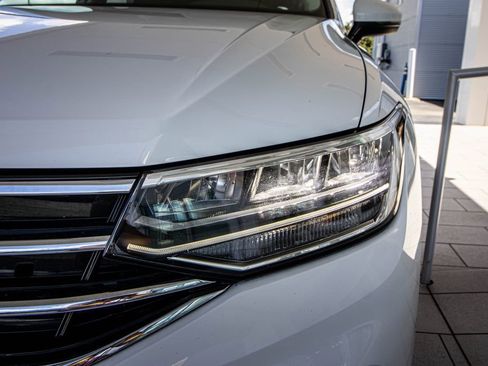 Used 2022 Volkswagen Tiguan SE w/ Panoramic Sunroof Package image 6