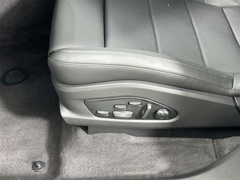 Certified 2025 Porsche Macan Electric image 33