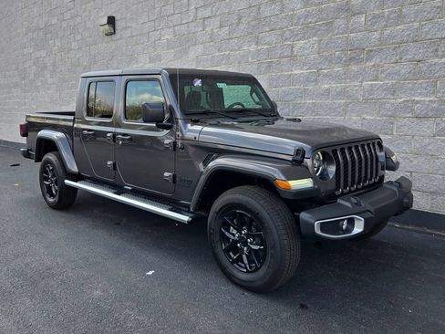 Used 2023 Jeep Gladiator Sport AWD/4WD image 7