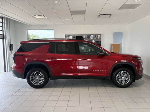 Used 2025 Chevrolet Traverse LT FWD image 10
