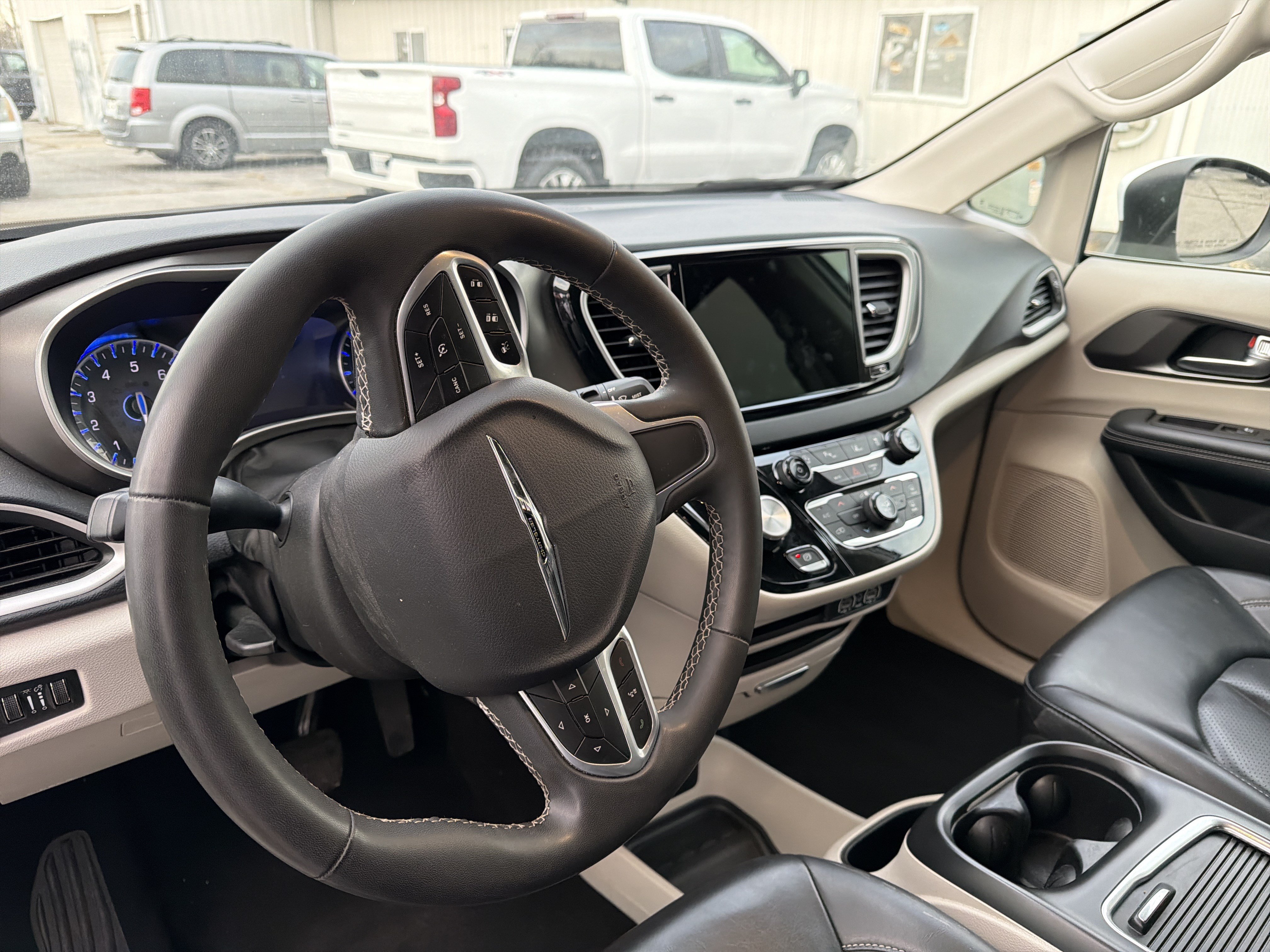 Used 2023 Chrysler Pacifica Touring-L FWD image 2