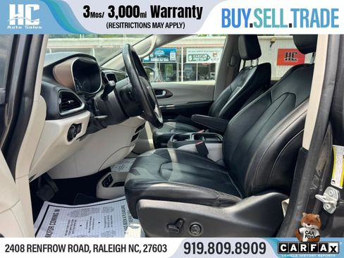 Used 2019 Chrysler Pacifica Touring-L FWD image 12