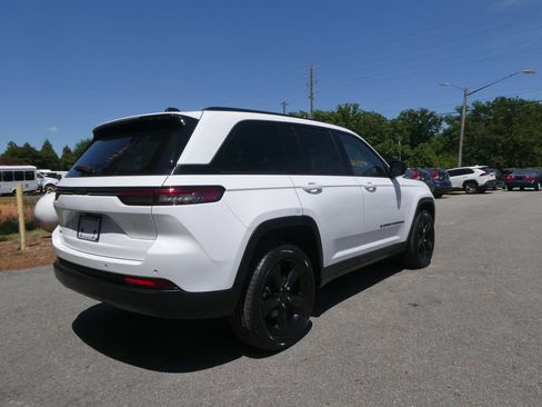 Used 2023 Jeep Grand Cherokee Altitude AWD/4WD image 5