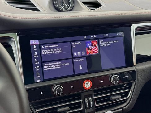 Certified 2025 Porsche Macan AWD/4WD image 18