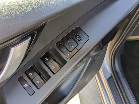 Certified 2025 Kia Niro LX image 21