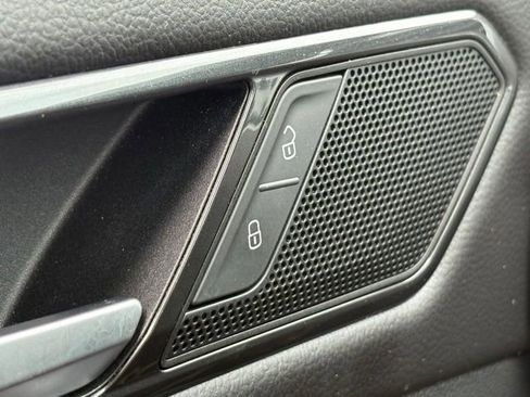 Used 2018 Volkswagen Tiguan SE AWD/4WD image 14