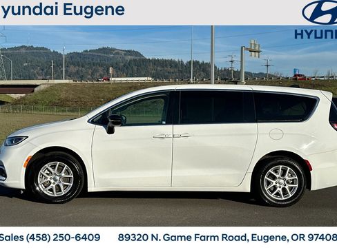 Used 2024 Chrysler Pacifica Touring-L image 7