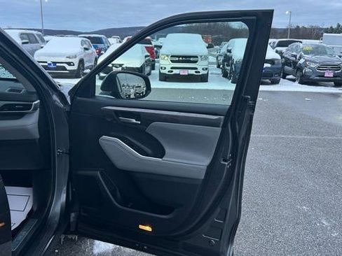 Used 2023 Toyota Highlander Limited image 43