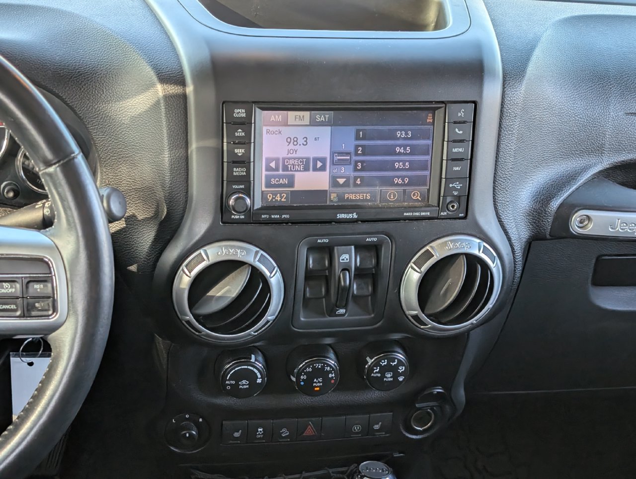 Used 2015 Jeep Wrangler Unlimited Rubicon AWD/4WD image 13