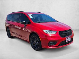 Used 2024 Chrysler Pacifica Touring-L w/ S Appearance Package FWD video 3