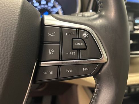 Used 2020 Toyota Highlander XLE AWD/4WD image 33