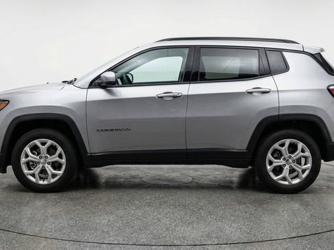 Used 2025 Jeep Compass Latitude AWD/4WD image 5