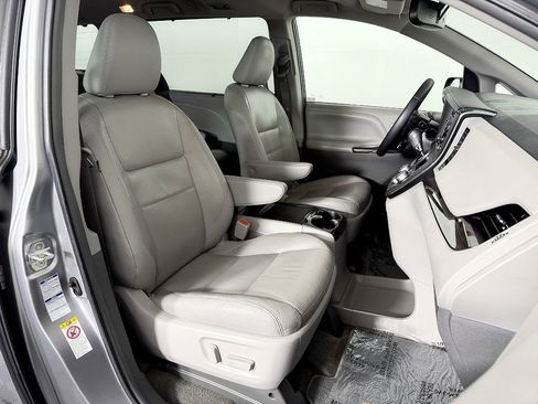 Used 2018 Toyota Sienna XLE w/ XLE Navigation Package AWD/4WD image 53