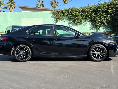 Used 2023 Toyota Camry SE image 3