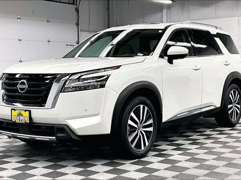 Used 2024 Nissan Pathfinder Platinum w/ Cargo Package AWD/4WD image 12