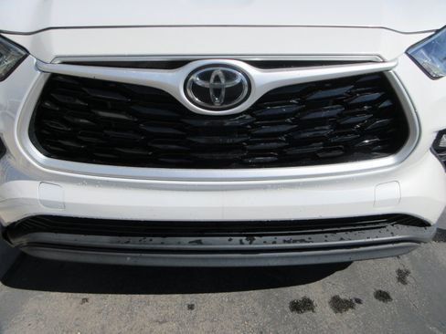 Used 2023 Toyota Highlander XLE AWD/4WD image 16